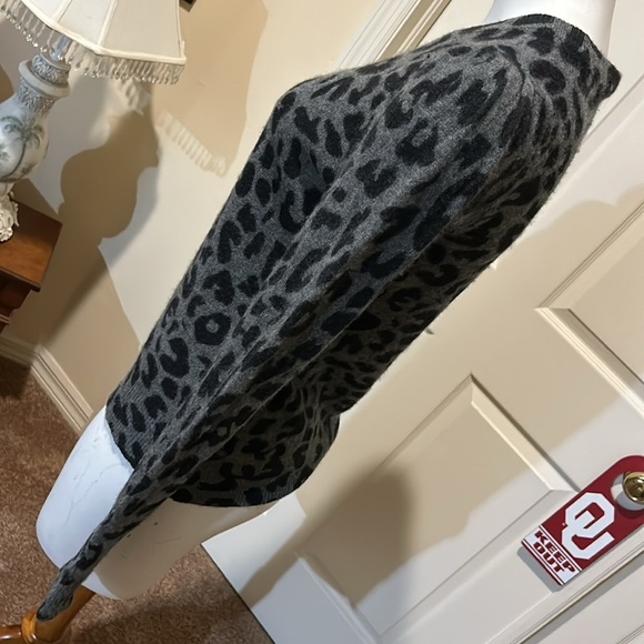 White + Warren Cashmere Sweater. Medium - Picture 3 of 9